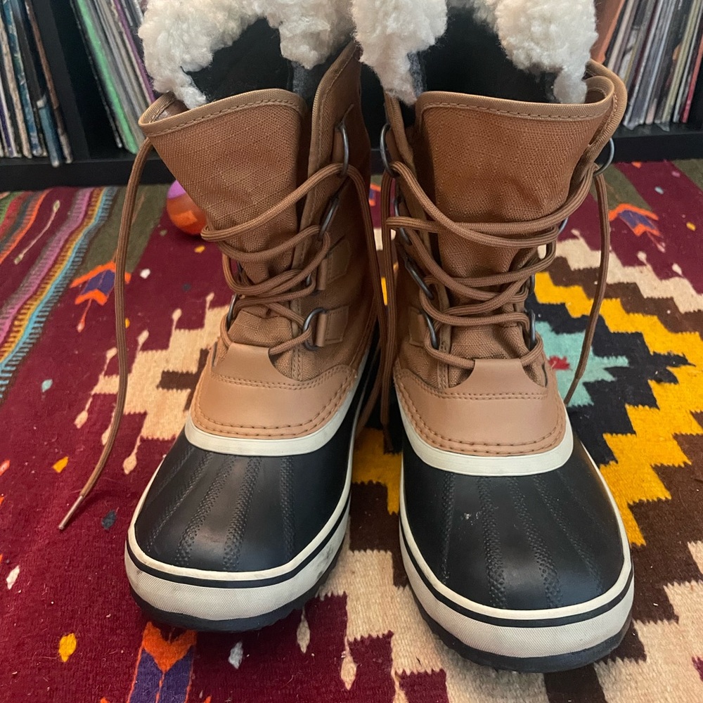 Women’s size 9 Winter Carnival boots. Like new. Stay warm in snow & sleet